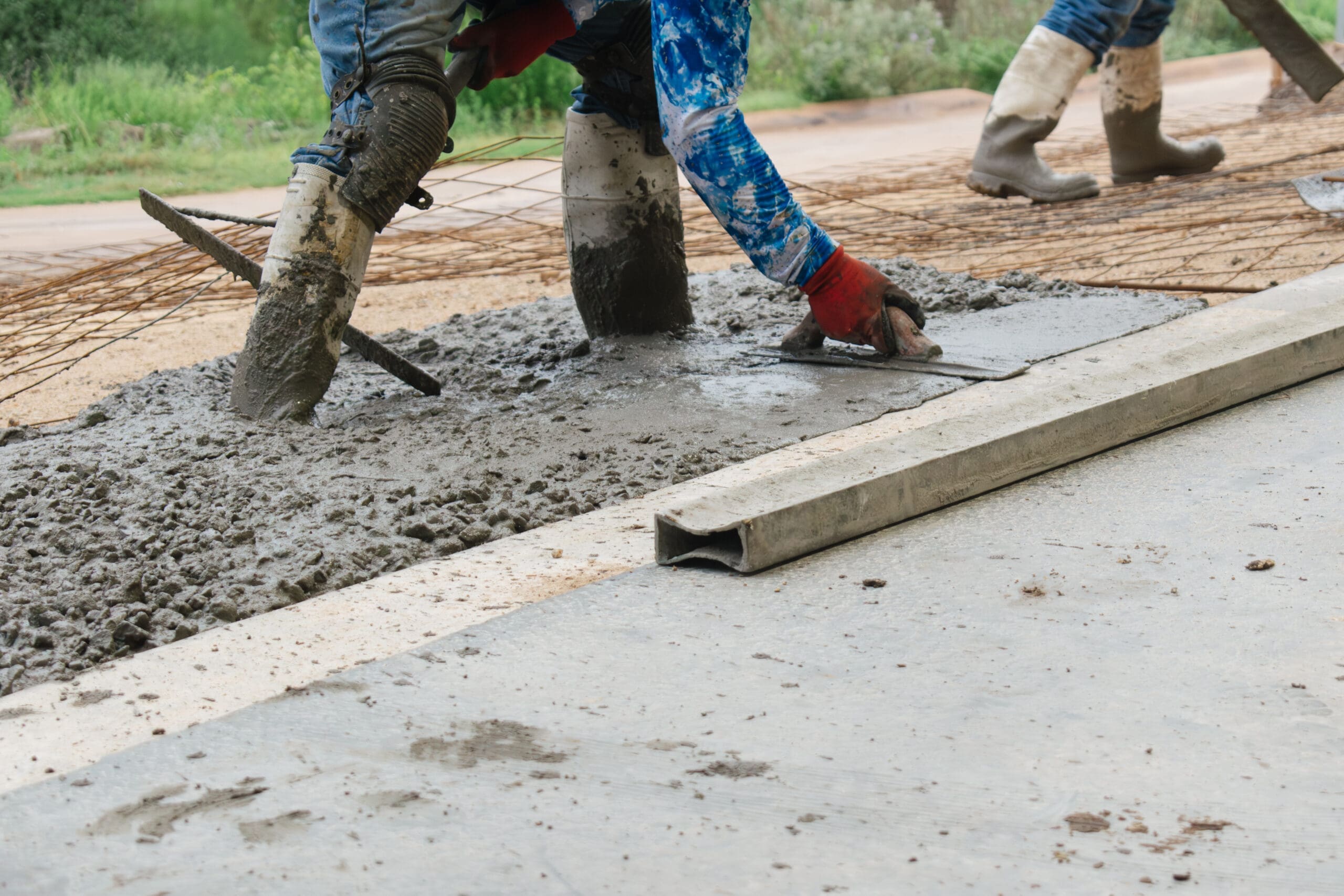 Finishing the edge of a fresh concrete slab
